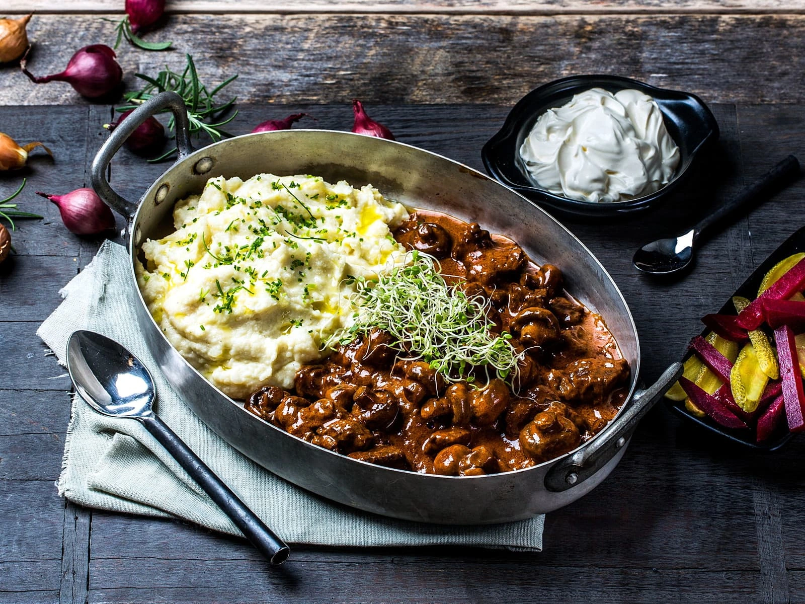 En kremet Biff Stroganoff gryterett.