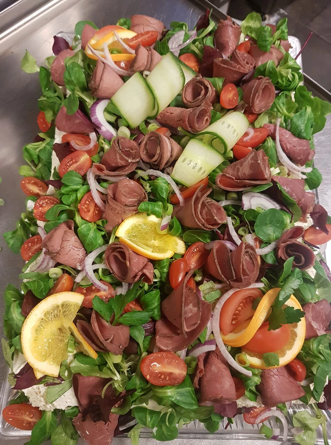 Et fat med assorterte, klassiske norske smørbrød, delikat pyntet.