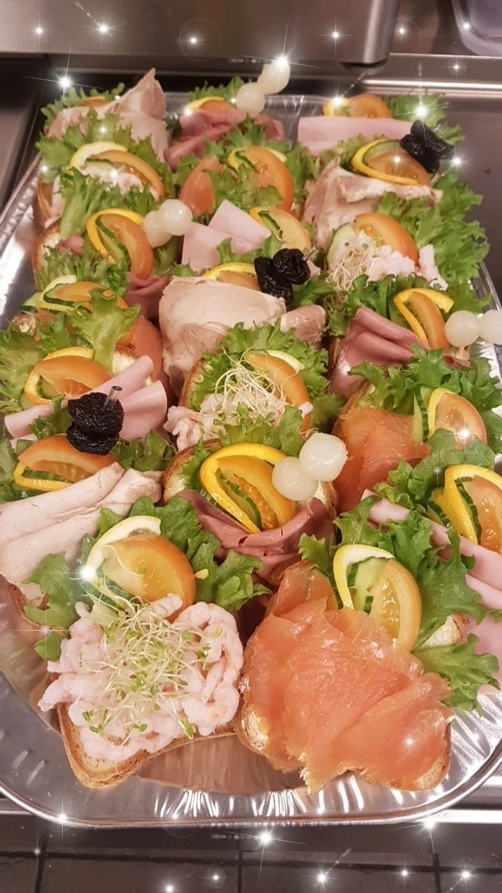 Assorterte snitter med variert pålegg.