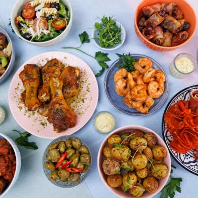 En frisk og fargerik salat med roastbiff, anrettet på et stort fat.